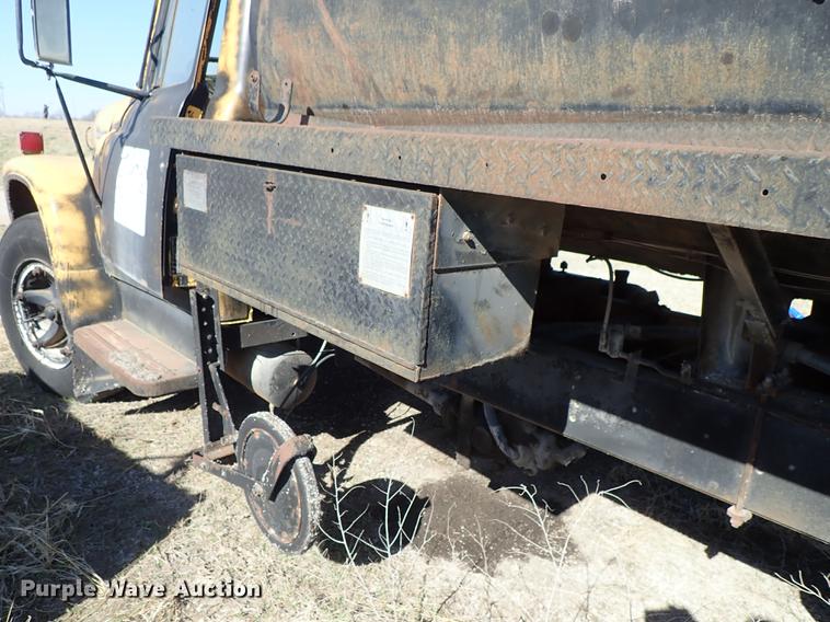 image for item DF8816 1971 International Loadstar 1800 oil distribution truck