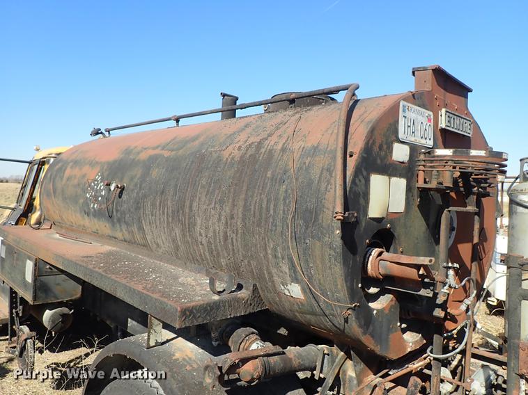 image for item DF8816 1971 International Loadstar 1800 oil distribution truck