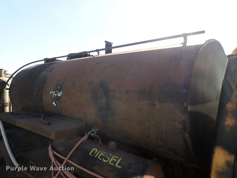 image for item DF8816 1971 International Loadstar 1800 oil distribution truck