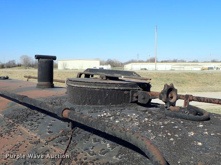 image for item DF8816 1971 International Loadstar 1800 oil distribution truck