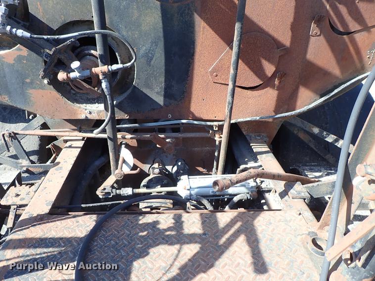 image for item DF8816 1971 International Loadstar 1800 oil distribution truck