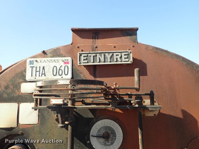 image for item DF8816 1971 International Loadstar 1800 oil distribution truck