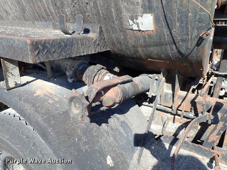 image for item DF8816 1971 International Loadstar 1800 oil distribution truck