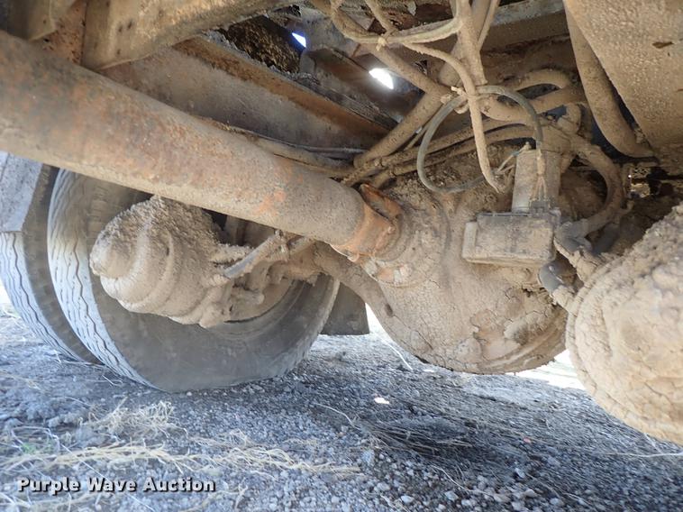 image for item DF8816 1971 International Loadstar 1800 oil distribution truck