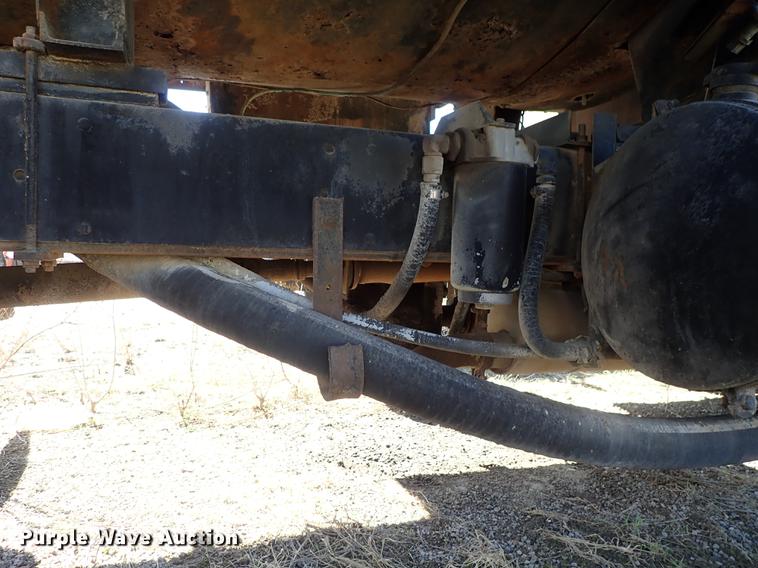 image for item DF8816 1971 International Loadstar 1800 oil distribution truck