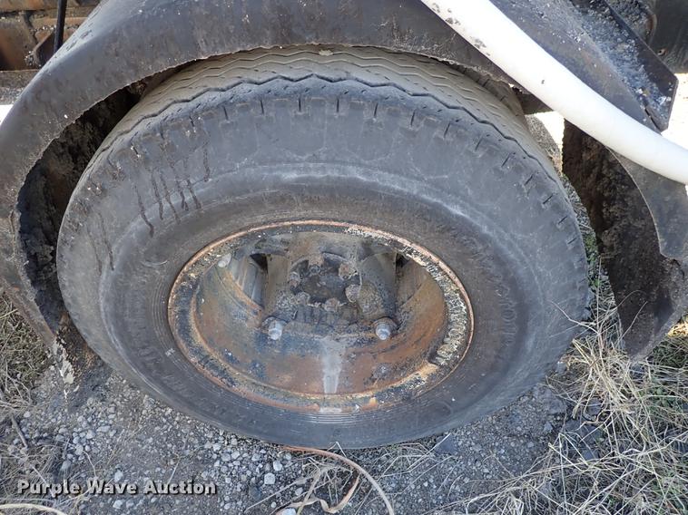 image for item DF8816 1971 International Loadstar 1800 oil distribution truck