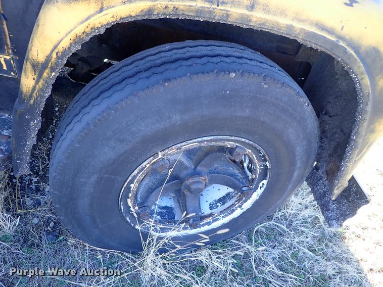 image for item DF8816 1971 International Loadstar 1800 oil distribution truck