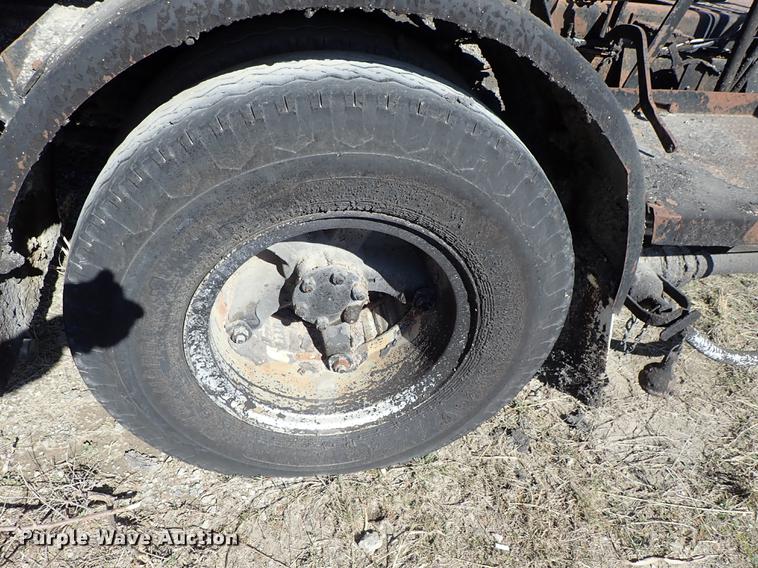 image for item DF8816 1971 International Loadstar 1800 oil distribution truck