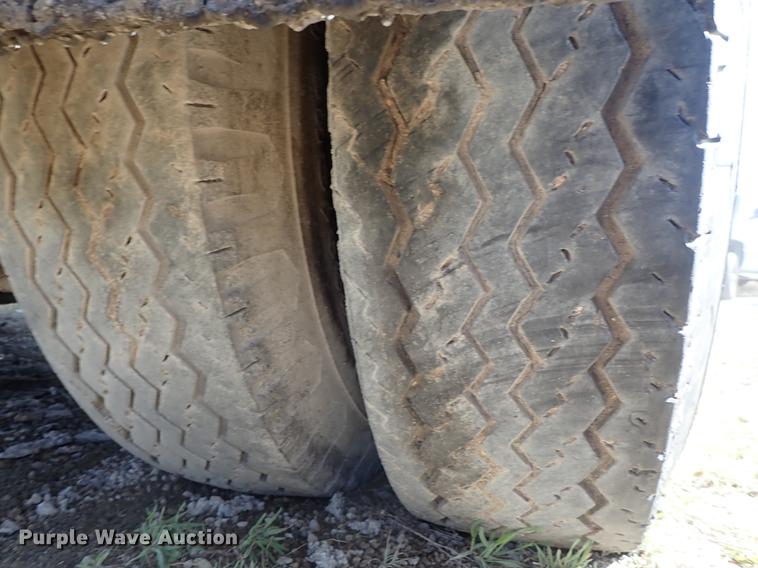 image for item DF8816 1971 International Loadstar 1800 oil distribution truck