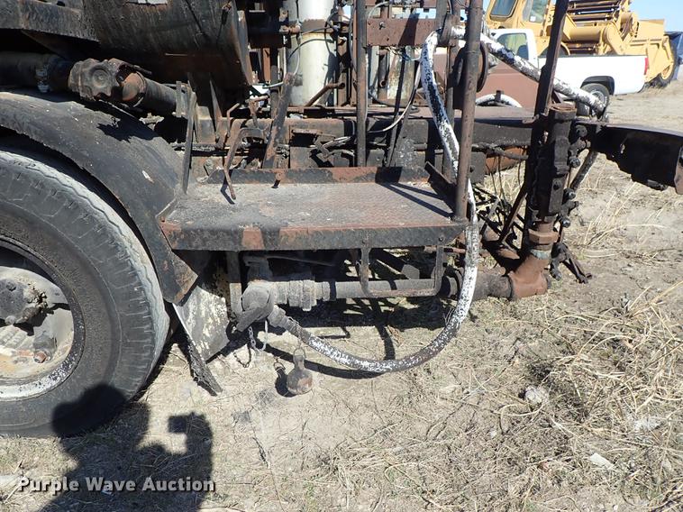 image for item DF8816 1971 International Loadstar 1800 oil distribution truck