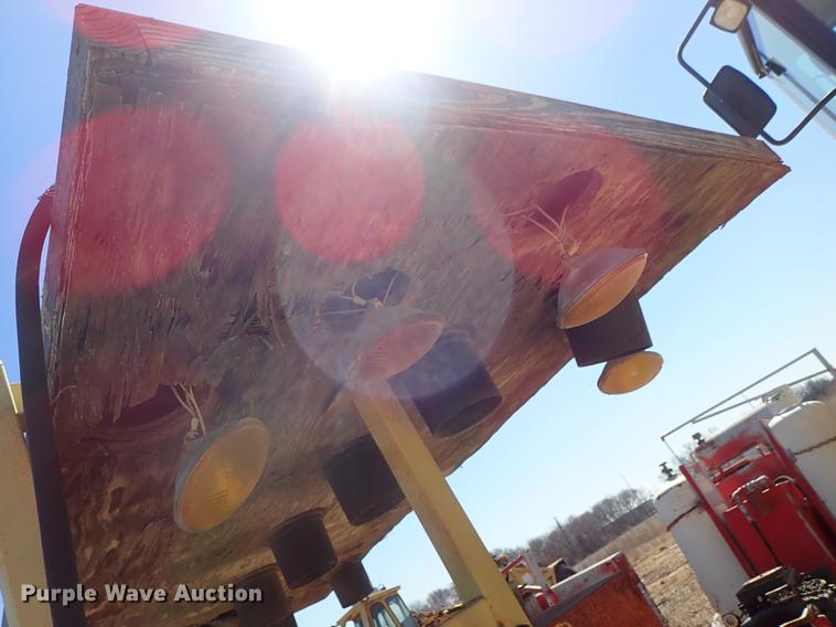 image for item DF8824 Arrow board trailer