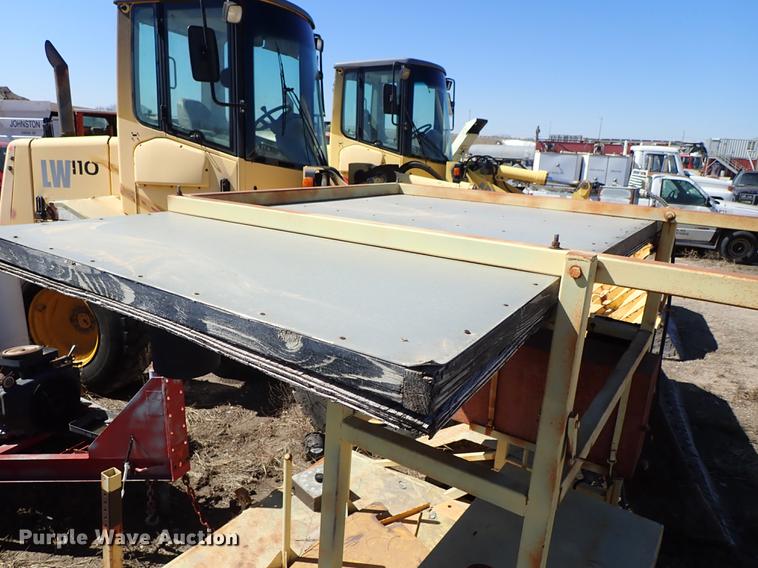 image for item DF8824 Arrow board trailer