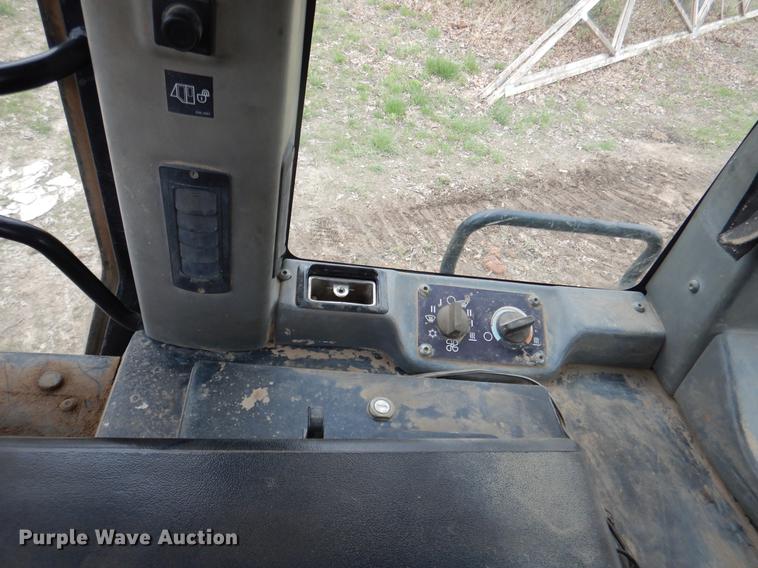 image for item DY9812 2005 Caterpillar 953C track loader