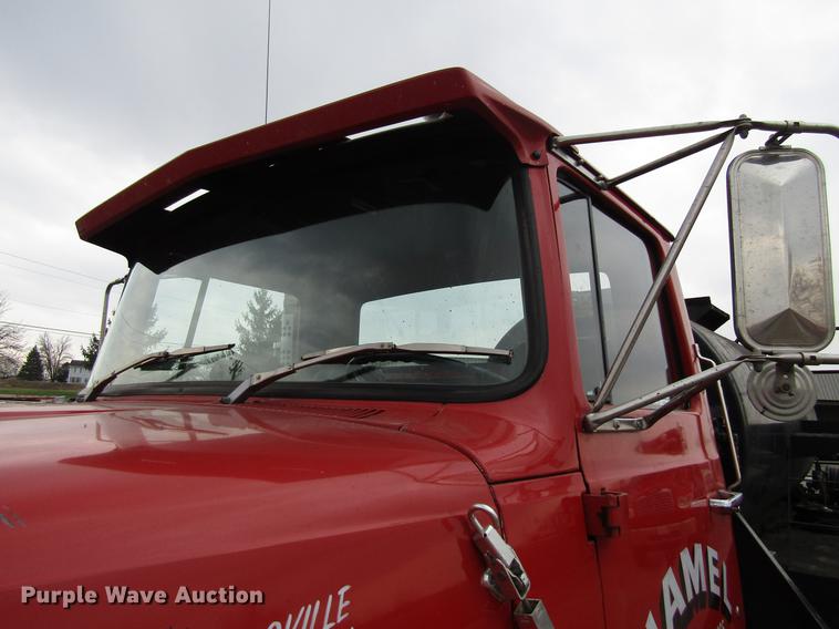 image for item EU9613 1990 Ford LT8000 seal coat truck