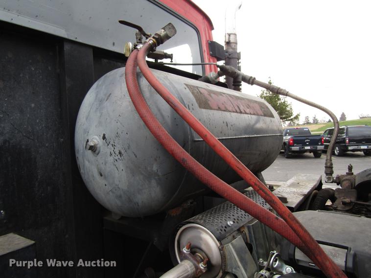 image for item EU9613 1990 Ford LT8000 seal coat truck