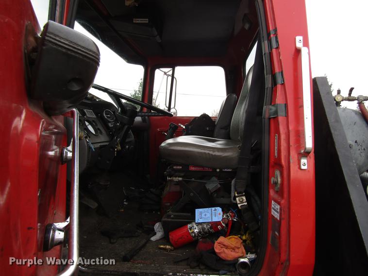 image for item EU9613 1990 Ford LT8000 seal coat truck