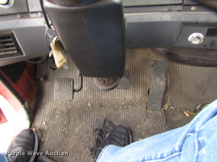 image for item EU9613 1990 Ford LT8000 seal coat truck