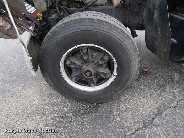 image for item EU9613 1990 Ford LT8000 seal coat truck