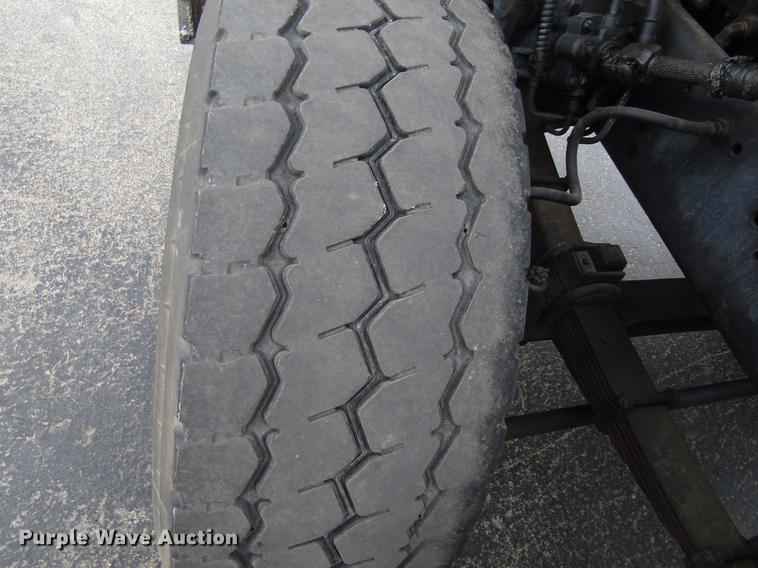 image for item EU9613 1990 Ford LT8000 seal coat truck