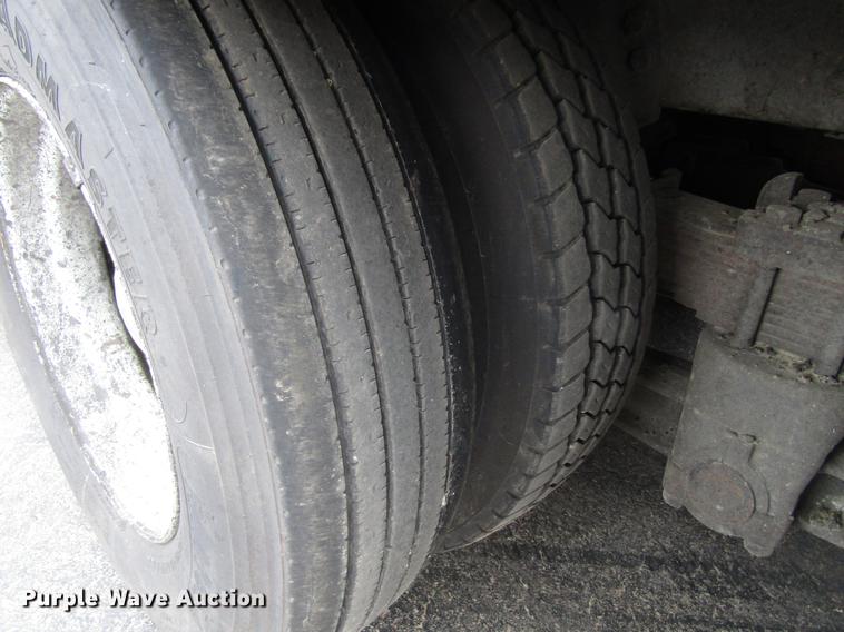 image for item EU9613 1990 Ford LT8000 seal coat truck