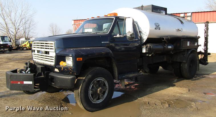 image for item FJ9626 1994 Ford F700 oil distributor truck