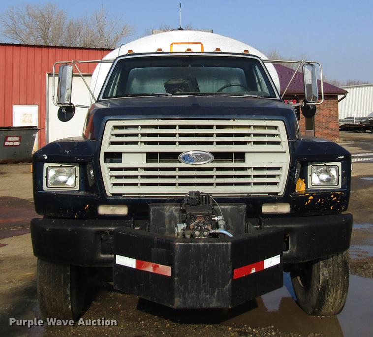 image for item FJ9626 1994 Ford F700 oil distributor truck
