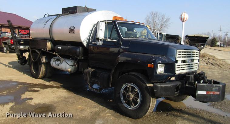 image for item FJ9626 1994 Ford F700 oil distributor truck