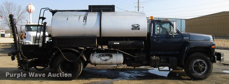 image for item FJ9626 1994 Ford F700 oil distributor truck