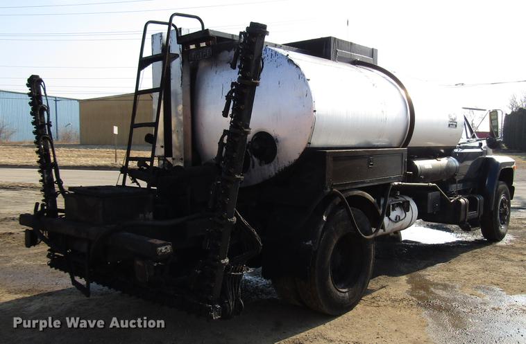 image for item FJ9626 1994 Ford F700 oil distributor truck