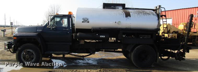 image for item FJ9626 1994 Ford F700 oil distributor truck