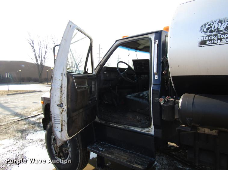 image for item FJ9626 1994 Ford F700 oil distributor truck