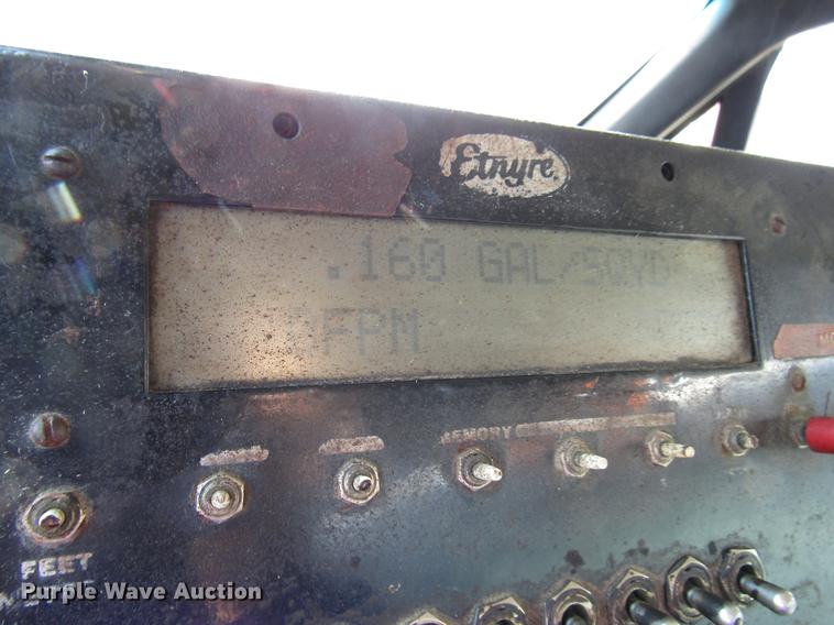 image for item FJ9626 1994 Ford F700 oil distributor truck