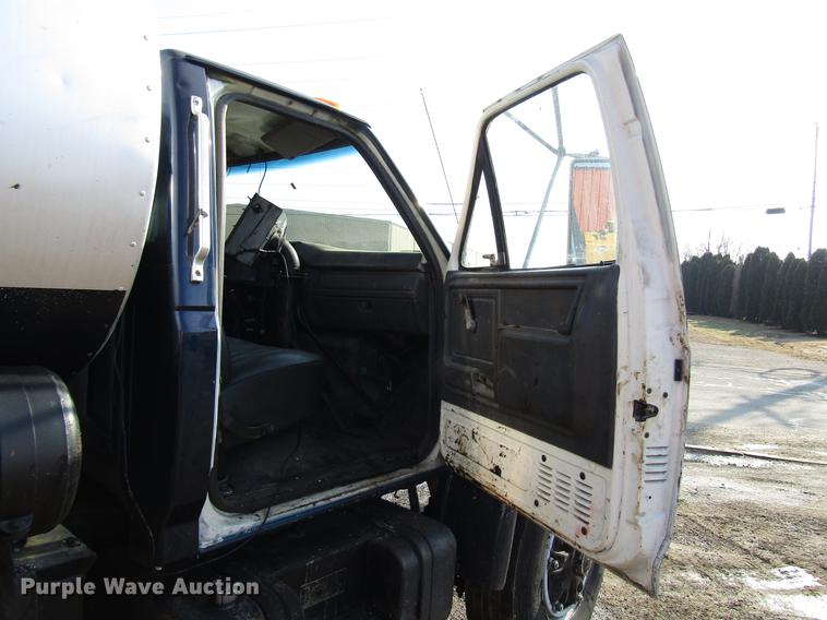 image for item FJ9626 1994 Ford F700 oil distributor truck