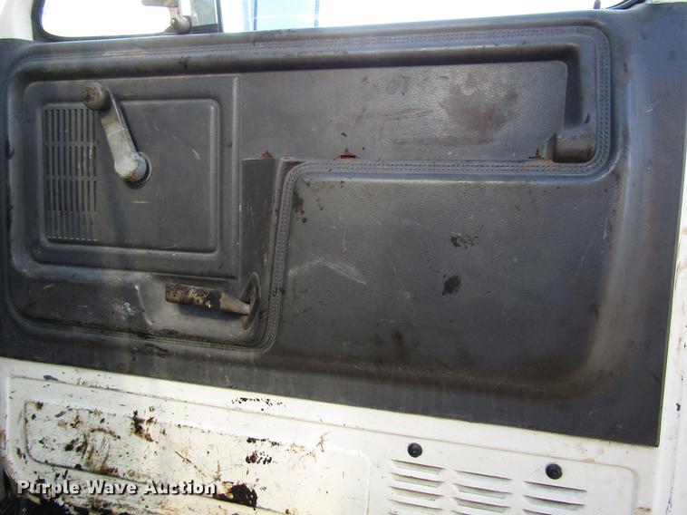 image for item FJ9626 1994 Ford F700 oil distributor truck