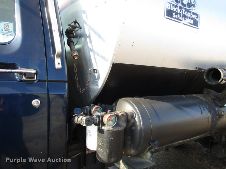 image for item FJ9626 1994 Ford F700 oil distributor truck