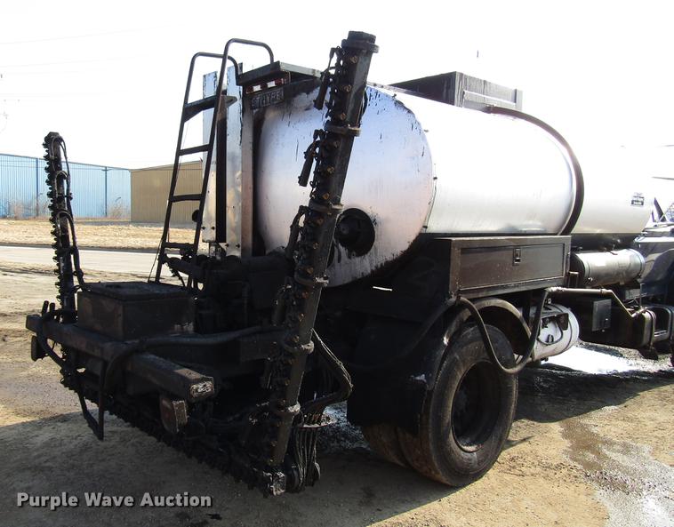 image for item FJ9626 1994 Ford F700 oil distributor truck