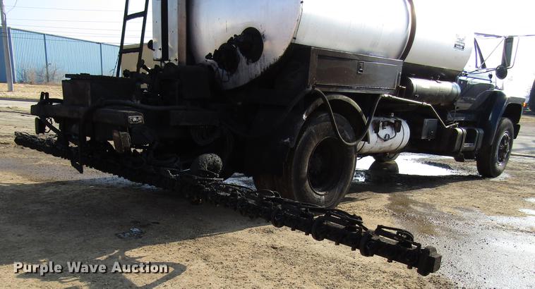 image for item FJ9626 1994 Ford F700 oil distributor truck