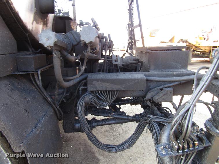 image for item FJ9626 1994 Ford F700 oil distributor truck