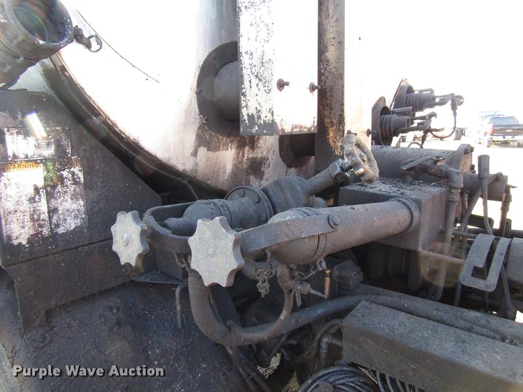 image for item FJ9626 1994 Ford F700 oil distributor truck