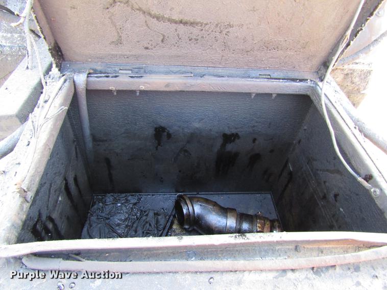 image for item FJ9626 1994 Ford F700 oil distributor truck