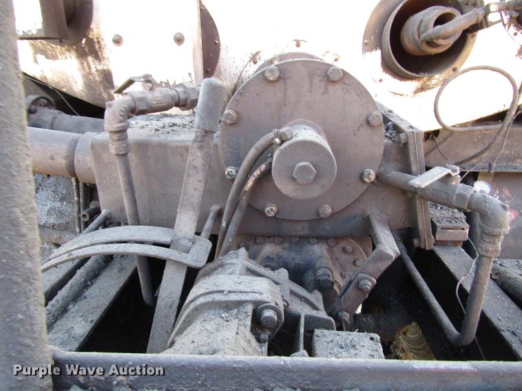 image for item FJ9626 1994 Ford F700 oil distributor truck