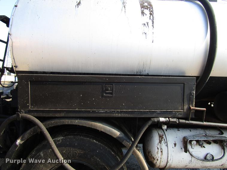 image for item FJ9626 1994 Ford F700 oil distributor truck