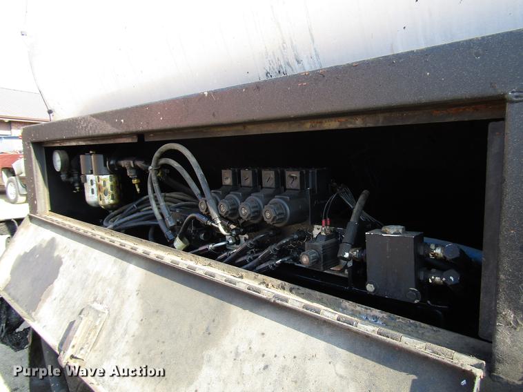 image for item FJ9626 1994 Ford F700 oil distributor truck