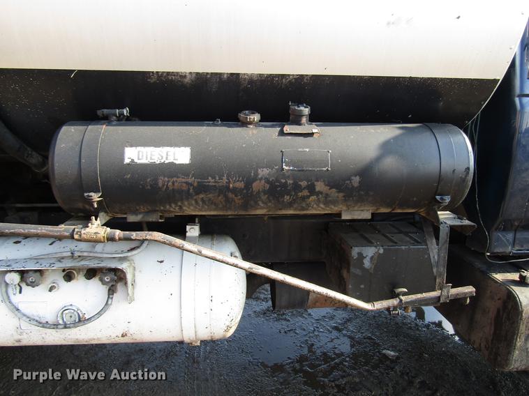 image for item FJ9626 1994 Ford F700 oil distributor truck