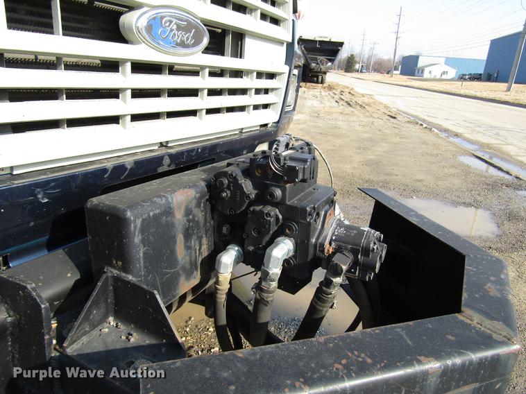 image for item FJ9626 1994 Ford F700 oil distributor truck