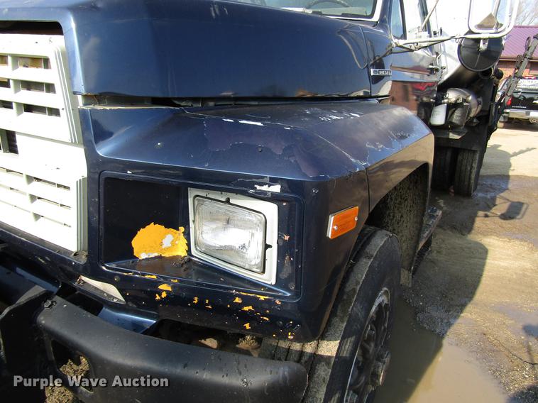 image for item FJ9626 1994 Ford F700 oil distributor truck