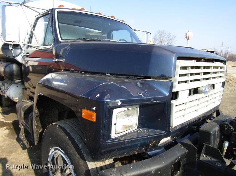 image for item FJ9626 1994 Ford F700 oil distributor truck