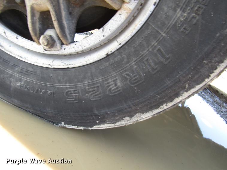 image for item FJ9626 1994 Ford F700 oil distributor truck