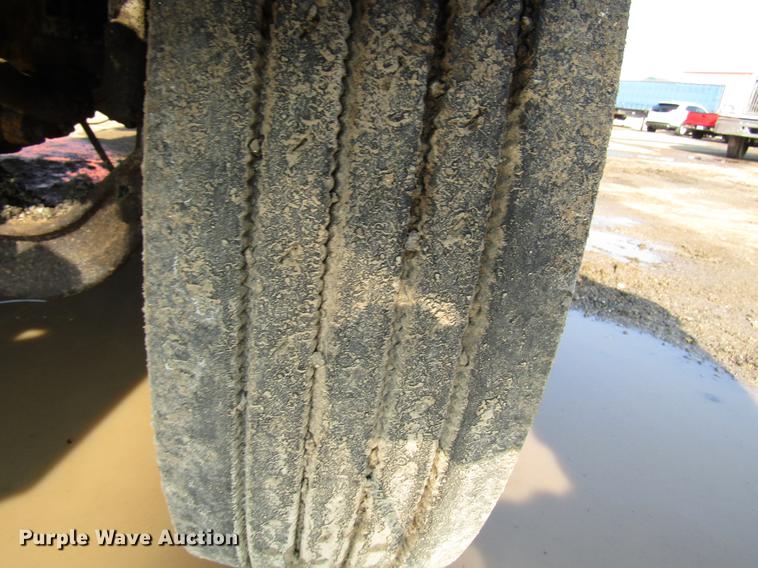 image for item FJ9626 1994 Ford F700 oil distributor truck