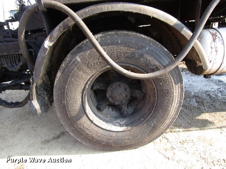 image for item FJ9626 1994 Ford F700 oil distributor truck